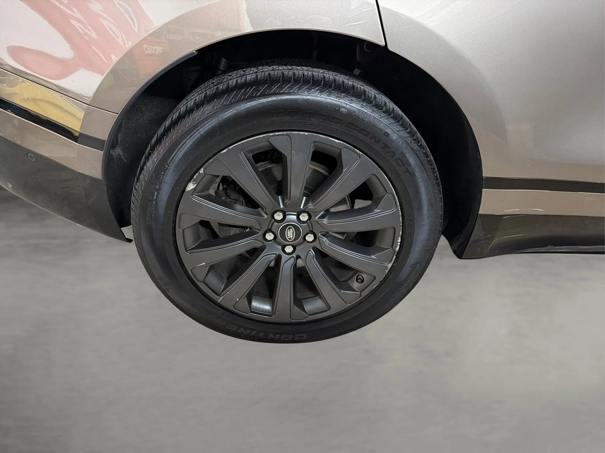 Used 2018 Land Rover Range Rover Velar R-Dynamic SE image 17