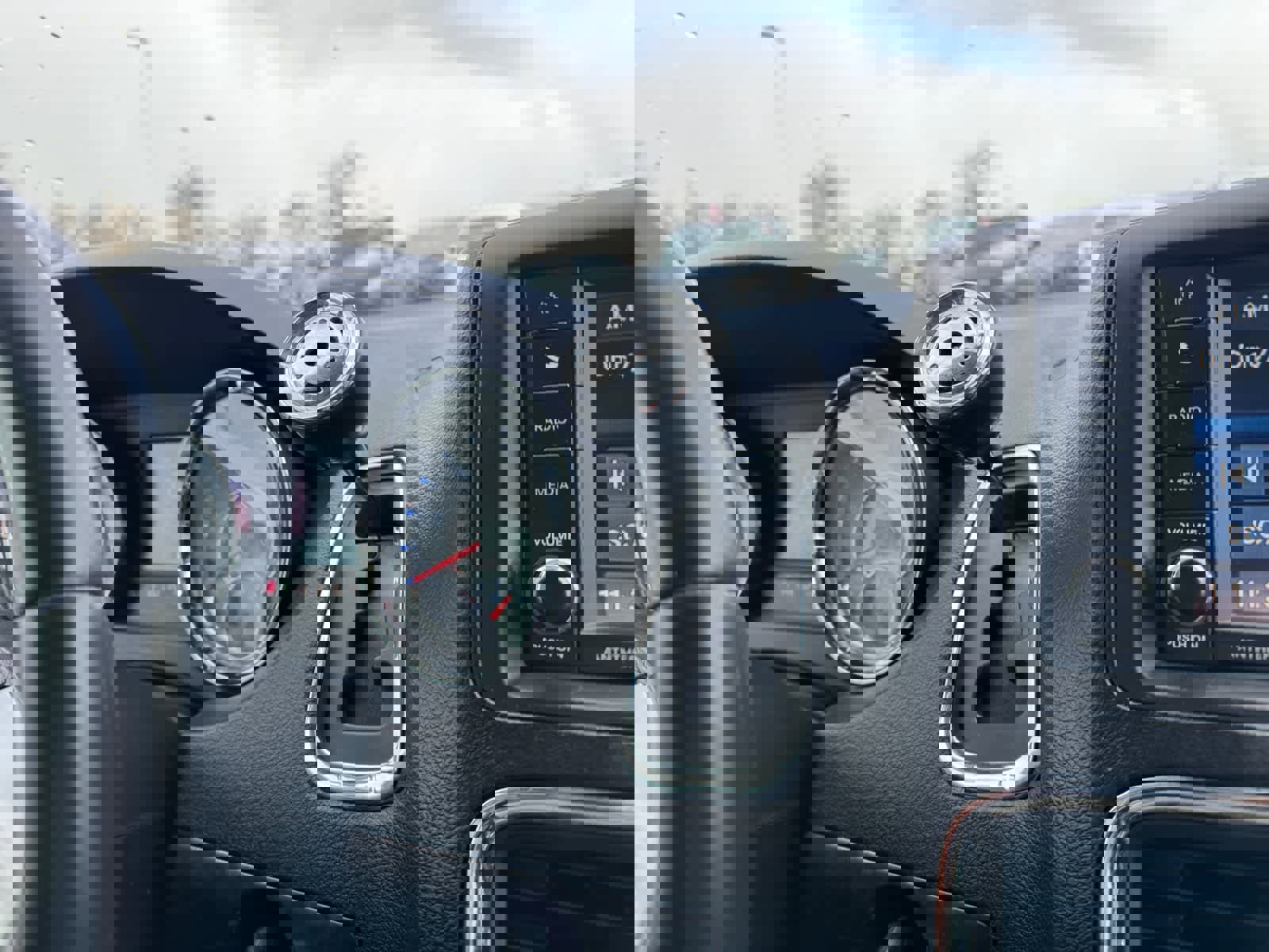 Used 2015 Chrysler Town & Country Touring-L image 9