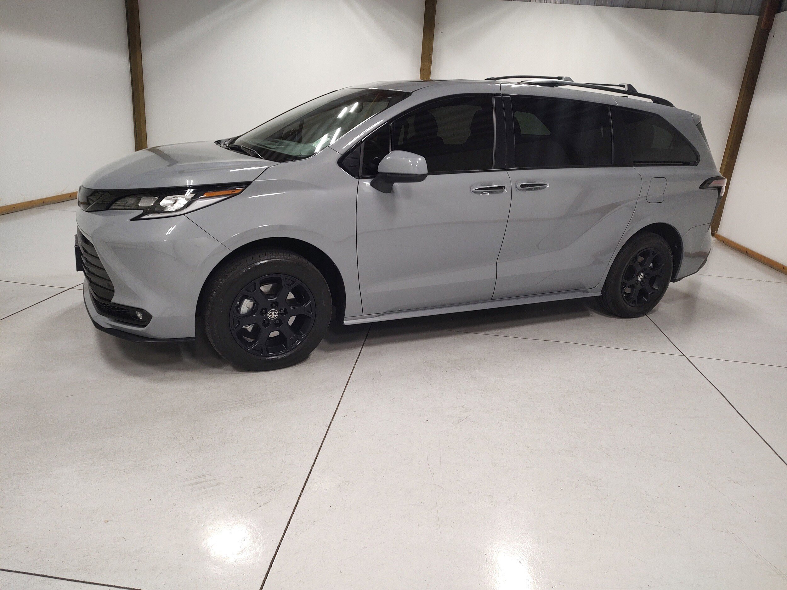 Used 2025 Toyota Sienna XLE Woodland Edition AWD/4WD image 4