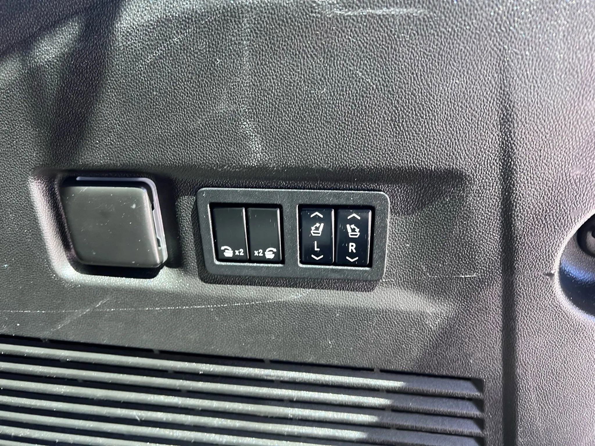 Used 2021 GMC Yukon XL Denali w/ Denali Premium Package image 13