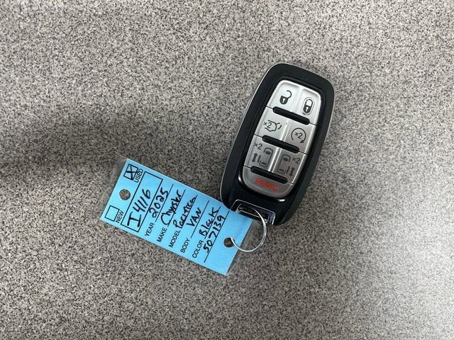 Used 2025 Chrysler Pacifica Select image 24