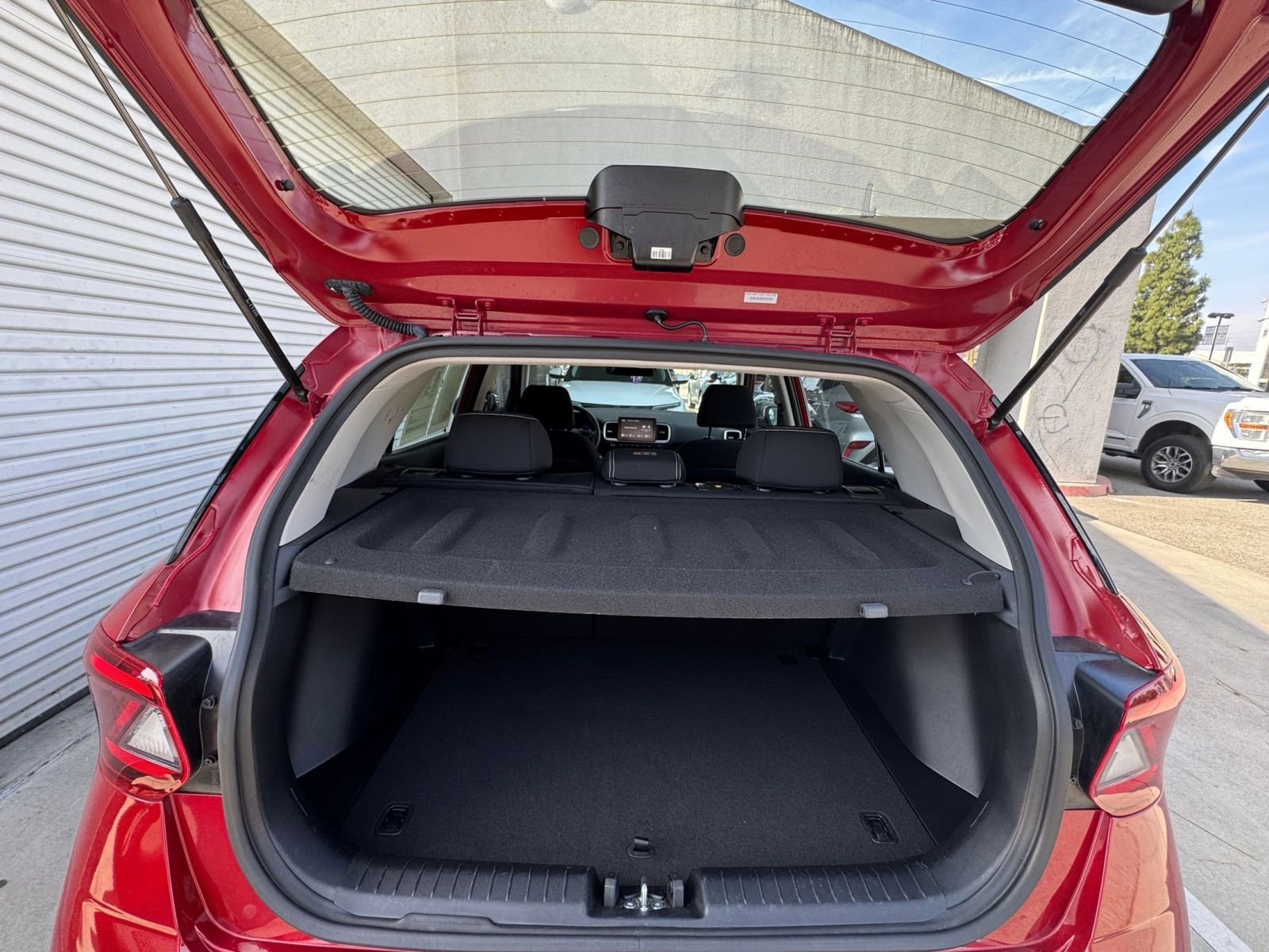 Used 2025 Hyundai Venue SEL image 32