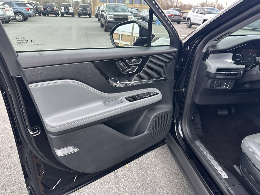 Used 2021 Lincoln Corsair AWD w/ Premium Package image 14