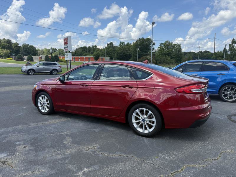 Used 2019 Ford Fusion SE FWD image 2