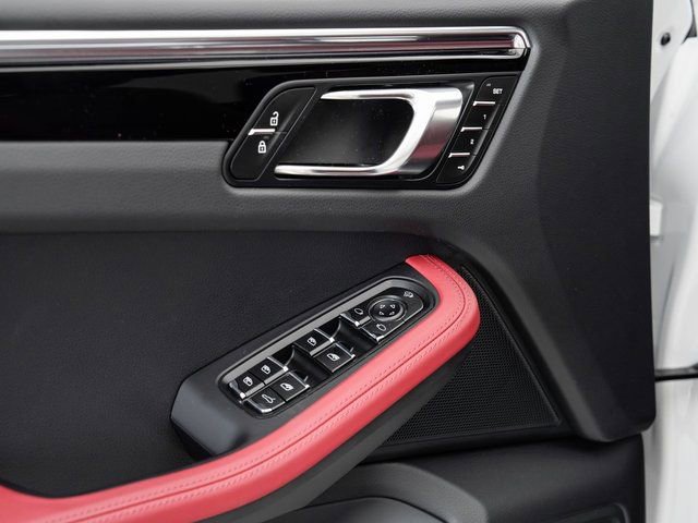 Certified 2025 Porsche Macan AWD/4WD image 8