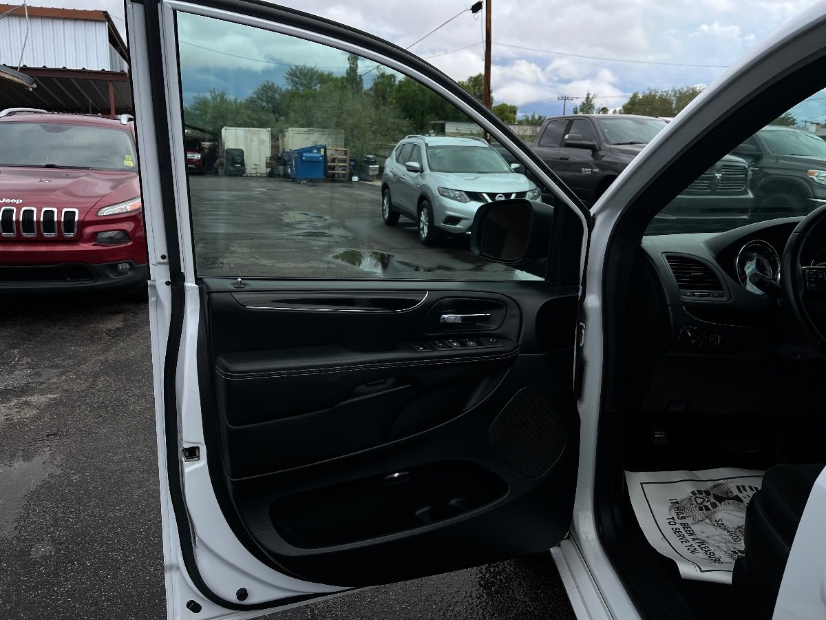 Used 2018 Dodge Grand Caravan SE FWD image 24