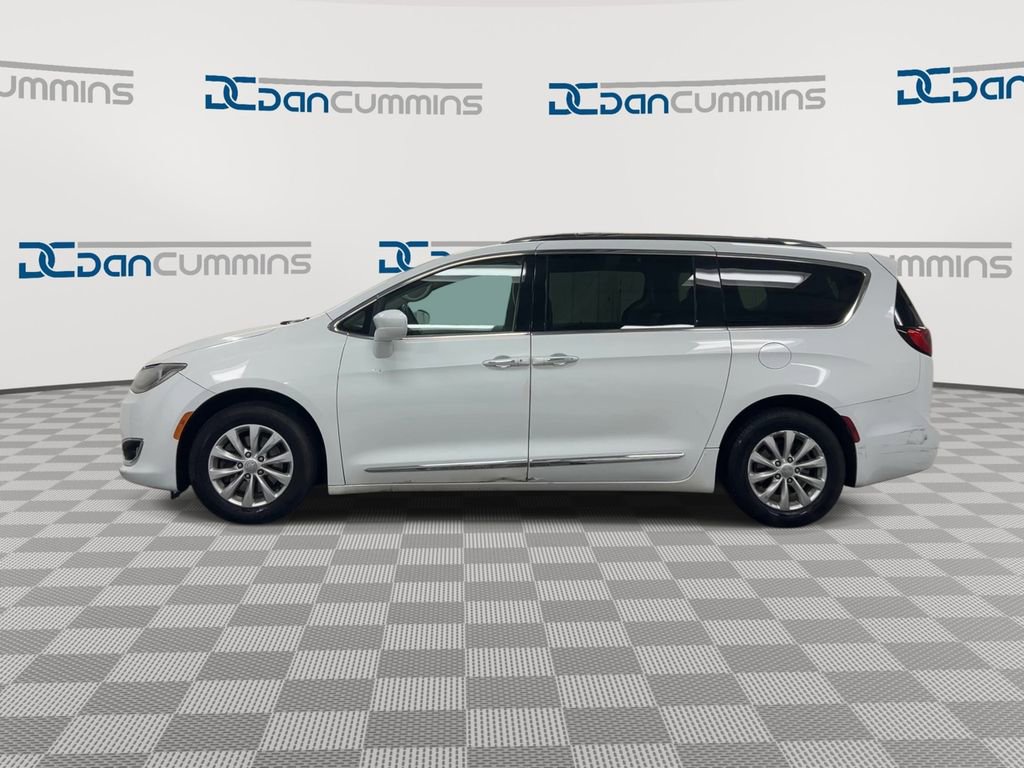 Used 2018 Chrysler Pacifica Touring-L FWD image 5