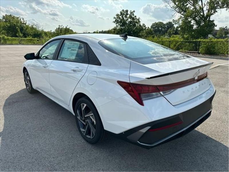 New 2025 Hyundai Elantra SEL image 3