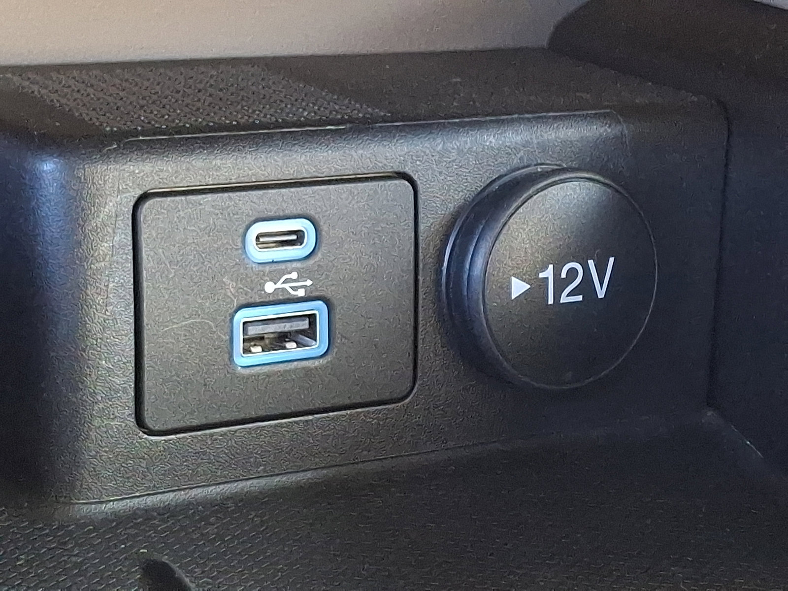 Used 2022 Ford Escape Titanium w/ Class II Trailer Tow Package image 25