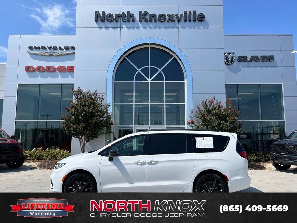 Used 2025 Chrysler Pacifica Limited FWD image 2