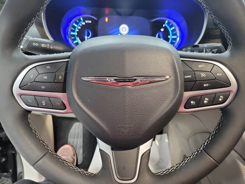 Used 2023 Chrysler Pacifica Limited image 37