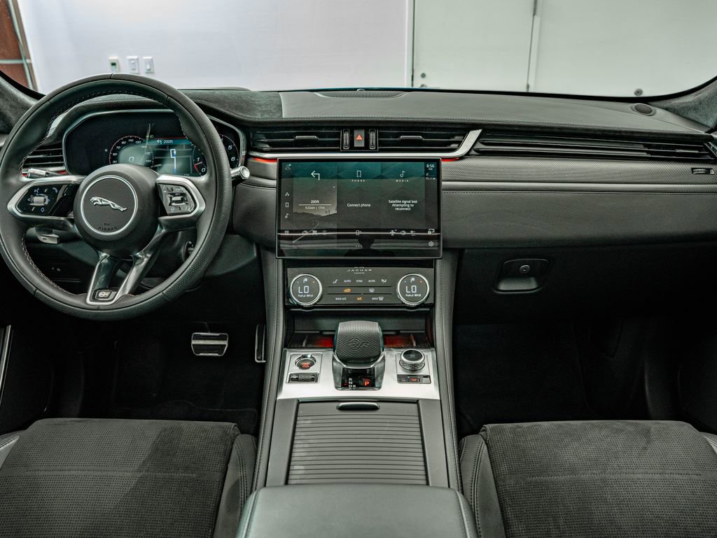 Used 2022 Jaguar F-PACE SVR image 30