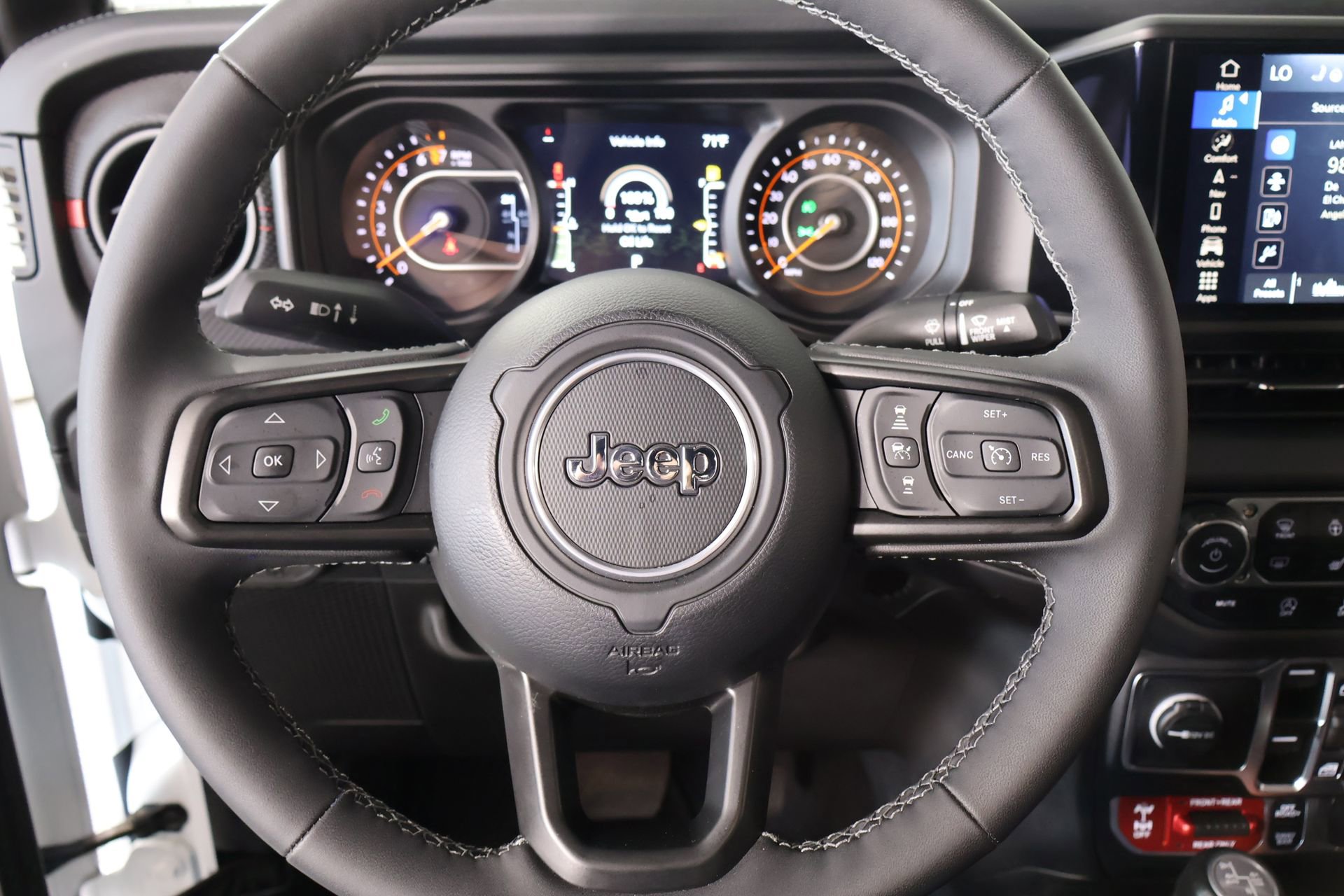 Used 2025 Jeep Gladiator Rubicon AWD/4WD image 3