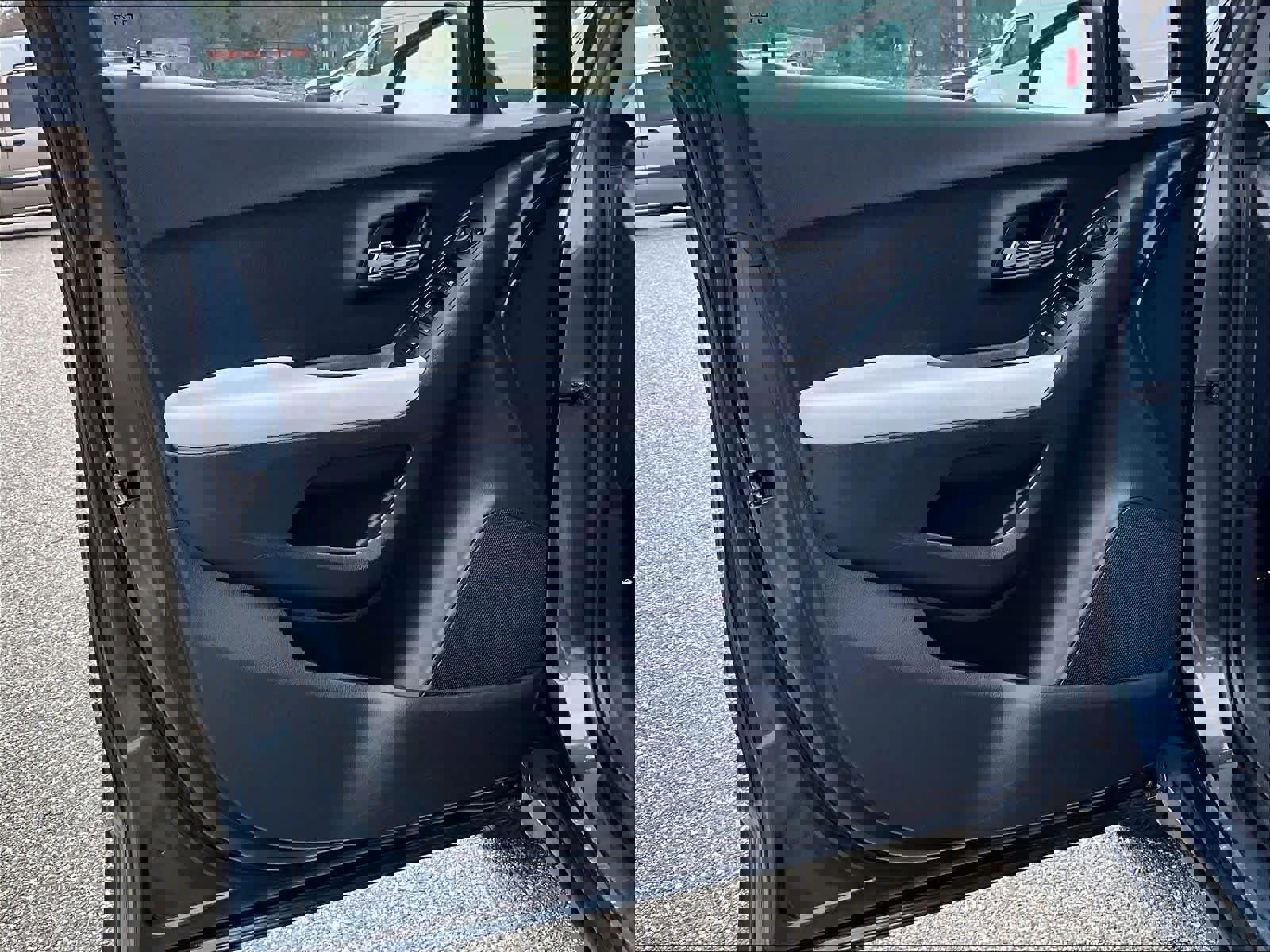 Used 2022 Chevrolet Trax LT w/ LT Convenience Package AWD/4WD image 9