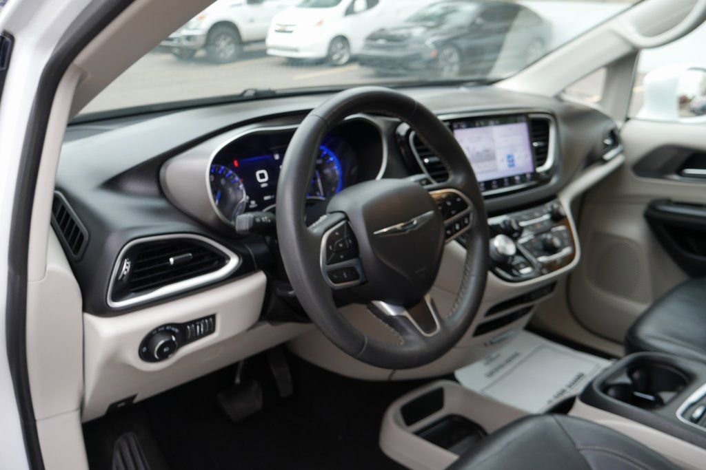 Used 2022 Chrysler Pacifica Touring-L image 10