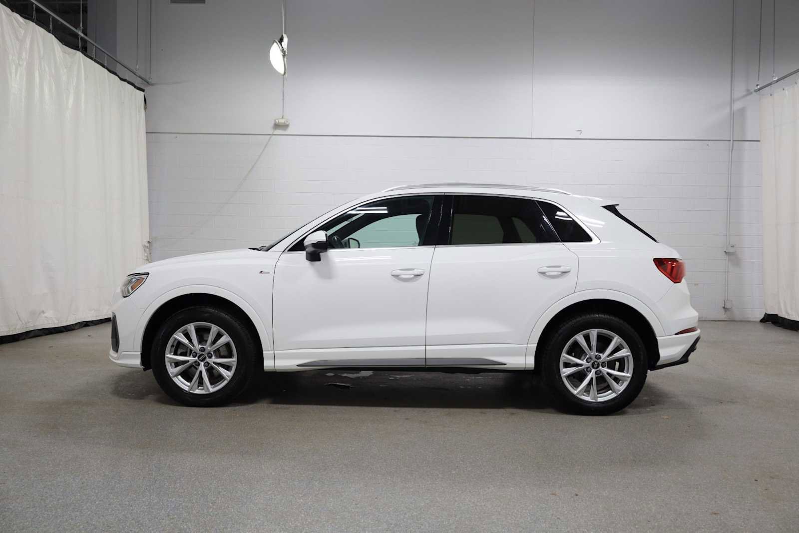 Used 2023 Audi Q3 2.0T Premium w/ Convenience Package image 2