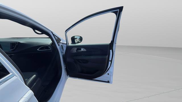 New 2026 Chrysler Pacifica Select AWD/4WD image 27