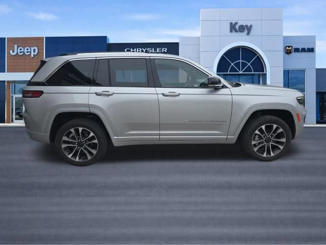 Used 2022 Jeep Grand Cherokee Overland w/ Luxury Tech Group IV AWD/4WD image 4
