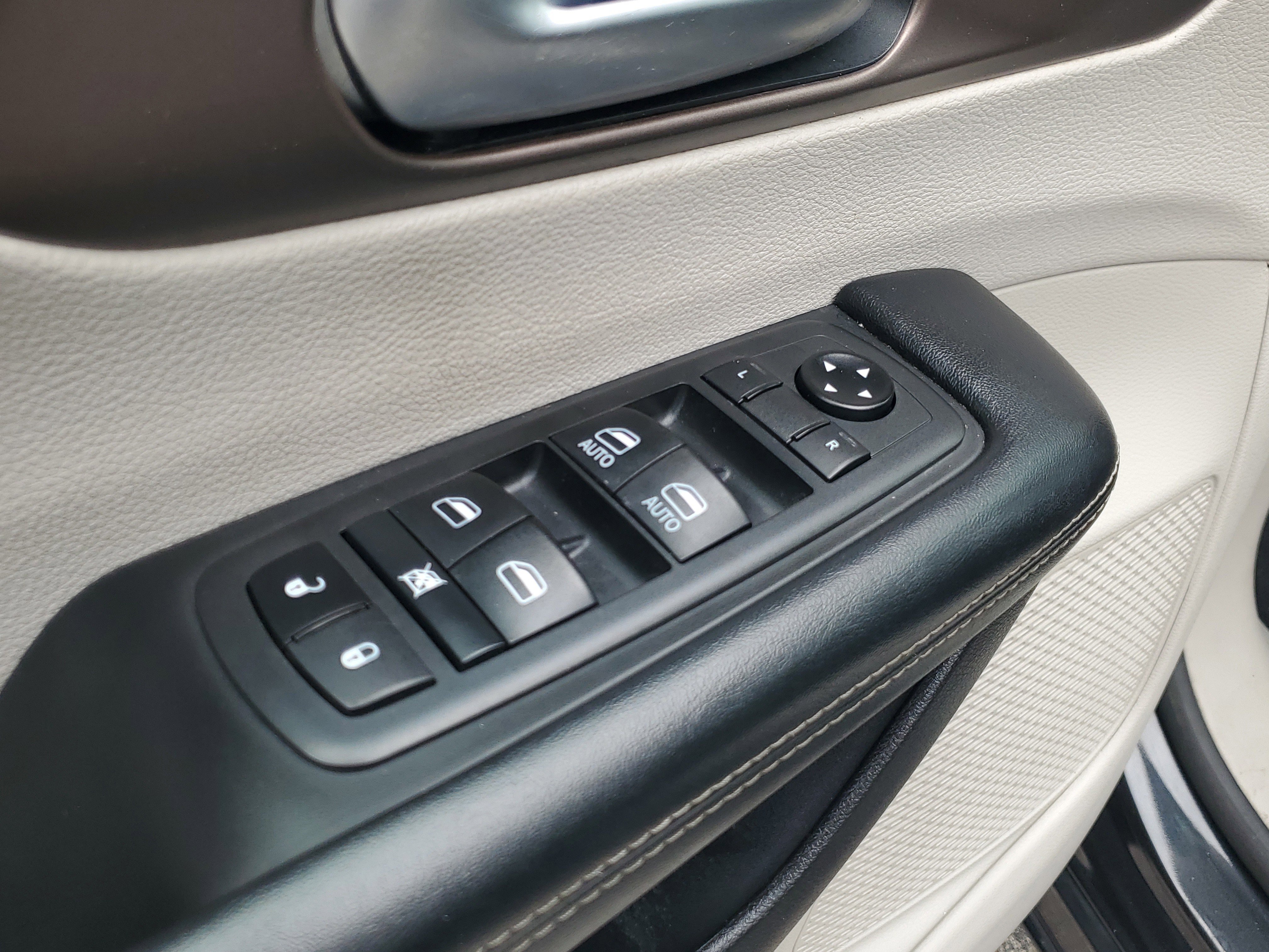 Used 2021 Chrysler Voyager Lxi image 19