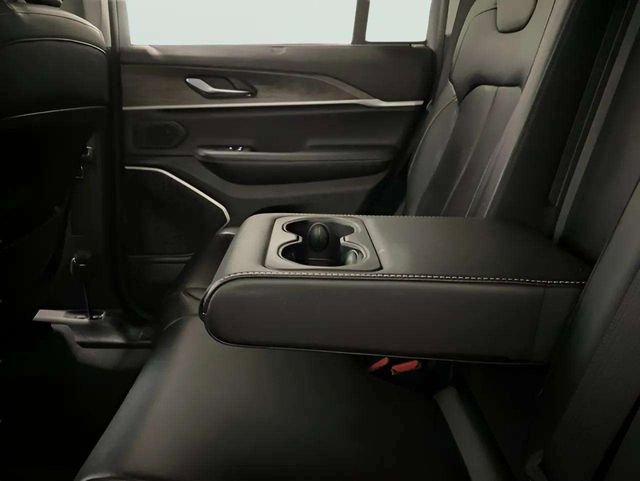 Used 2023 Jeep Grand Cherokee 4WD 4xe w/ Luxury Tech Group II image 43