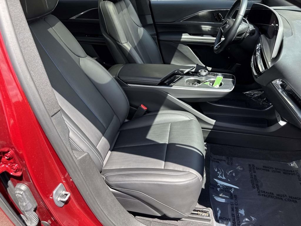 Used 2024 Cadillac Lyriq Luxury w/ LPO, Floor Liner Package AWD/4WD image 7