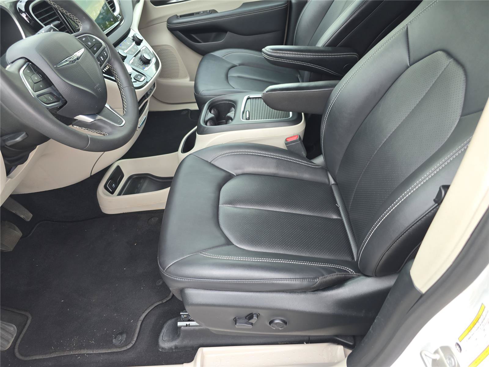 Used 2024 Chrysler Pacifica Touring-L FWD image 20