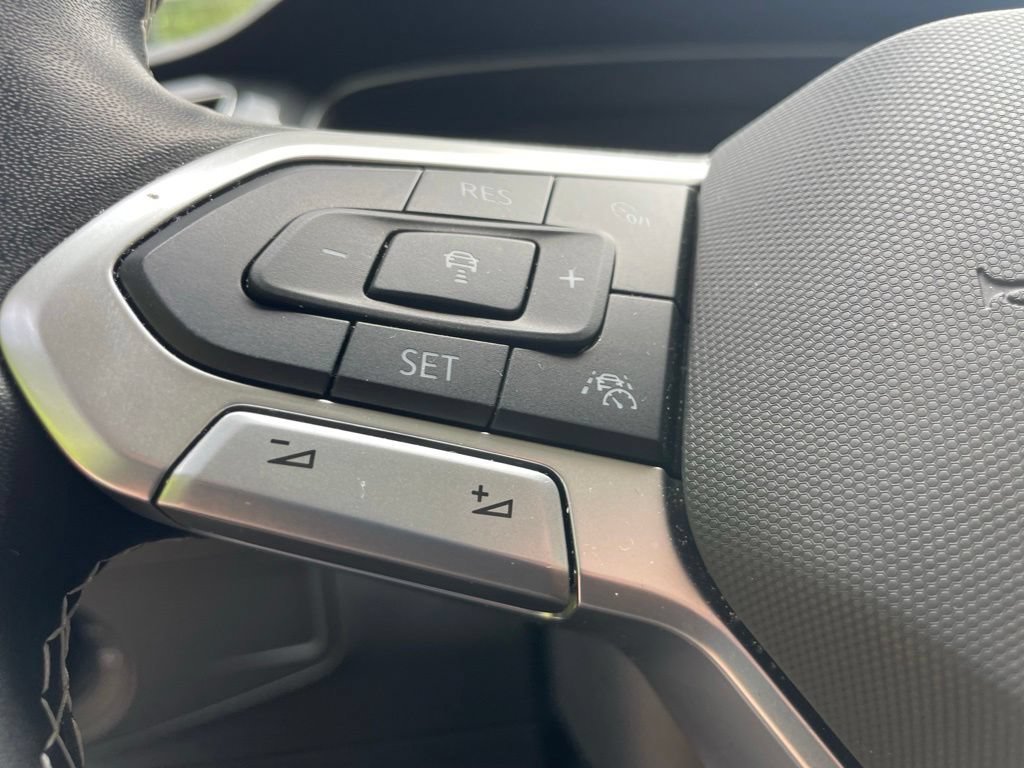 Used 2024 Volkswagen Tiguan SE AWD/4WD image 37