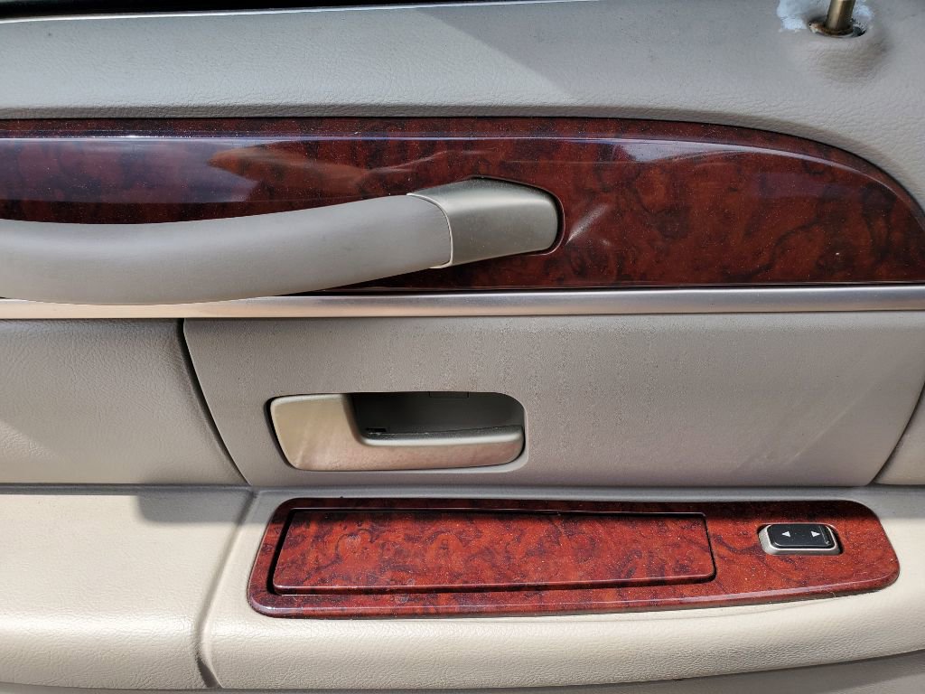 Used 2003 Lincoln Town Car Executive image 22