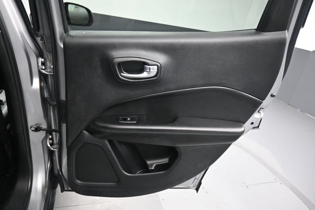 Used 2019 Jeep Compass Latitude AWD/4WD image 32