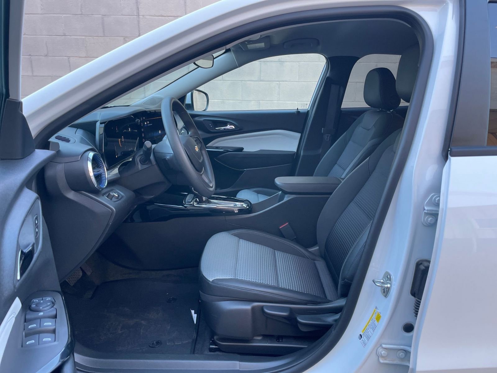 Used 2025 Chevrolet Trax LT image 25