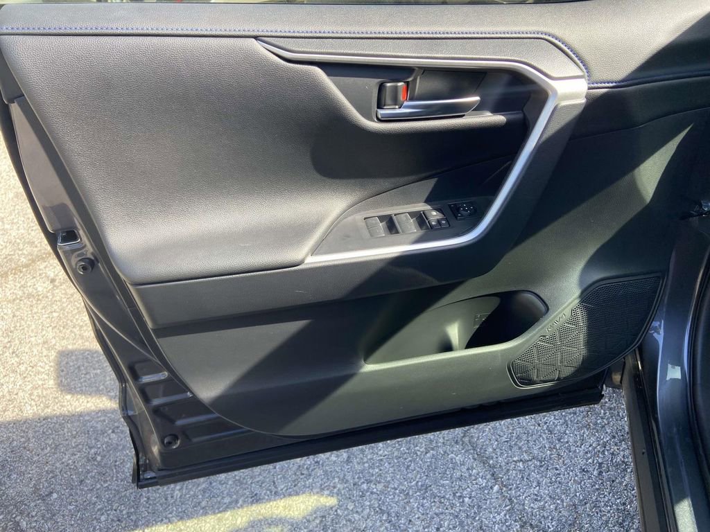 Used 2025 Toyota RAV4 XSE AWD/4WD image 15