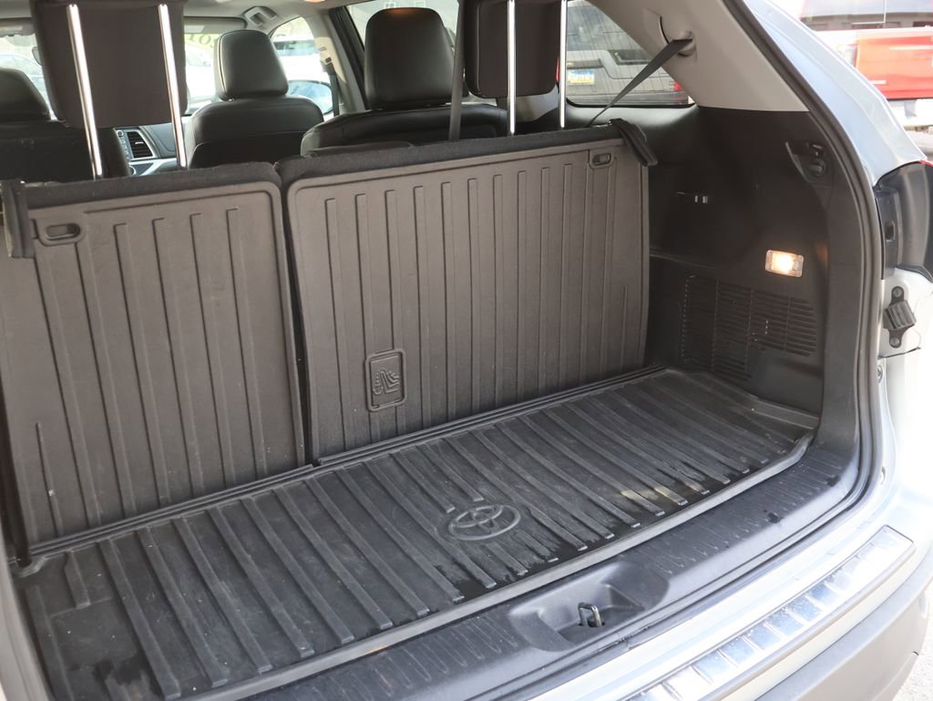 Used 2017 Toyota Highlander SE image 9