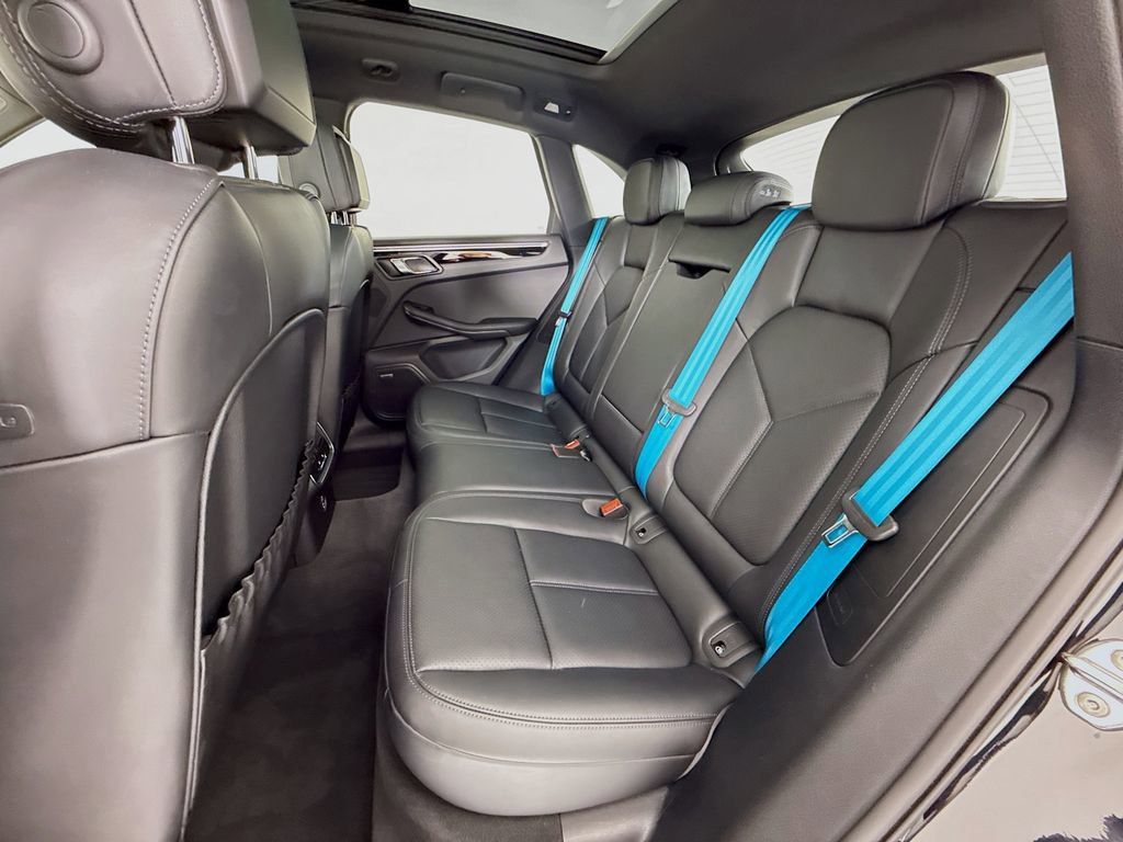 Certified 2025 Porsche Macan AWD/4WD image 24