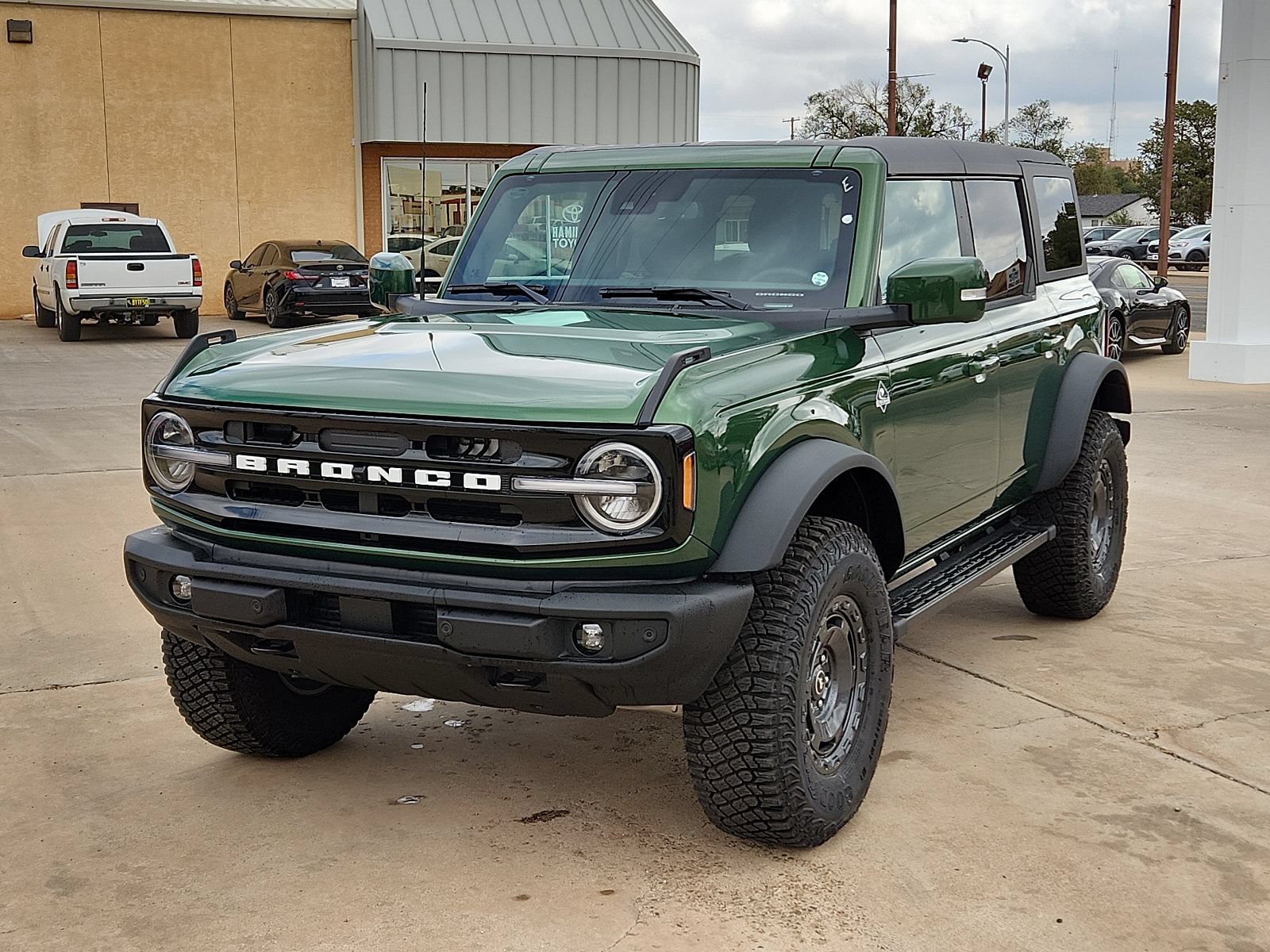 New 2024 Ford Bronco Outer Banks AWD/4WD image 1