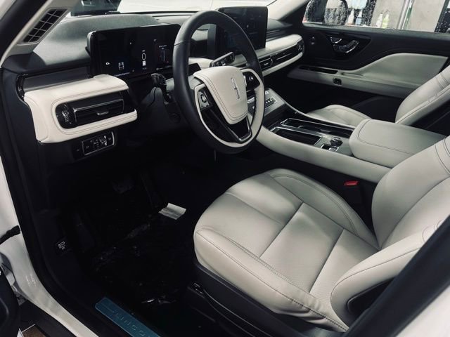 New 2026 Lincoln Aviator AWD image 17