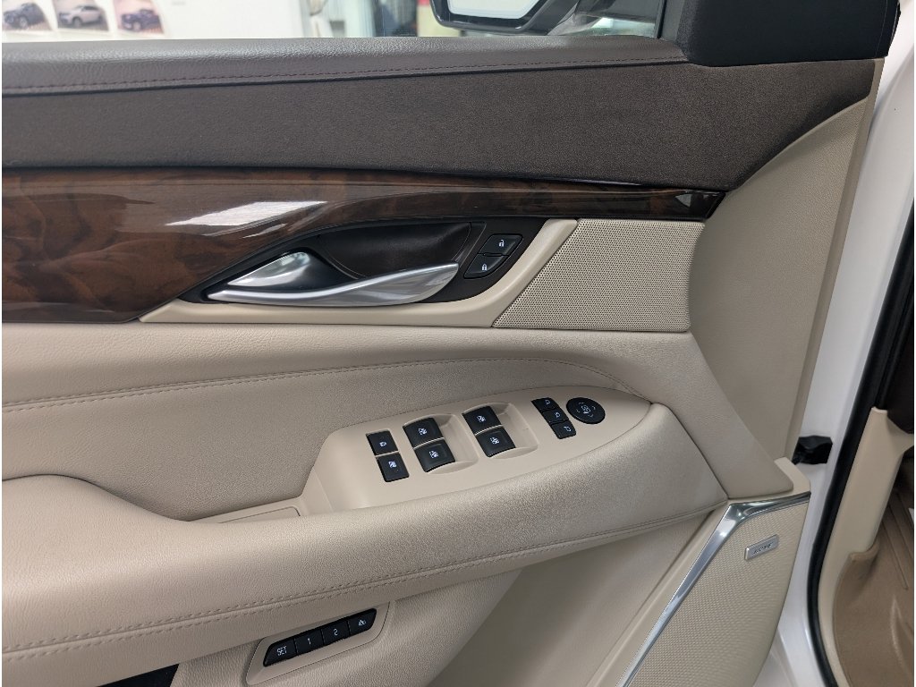 Used 2017 Cadillac Escalade Luxury AWD/4WD image 8