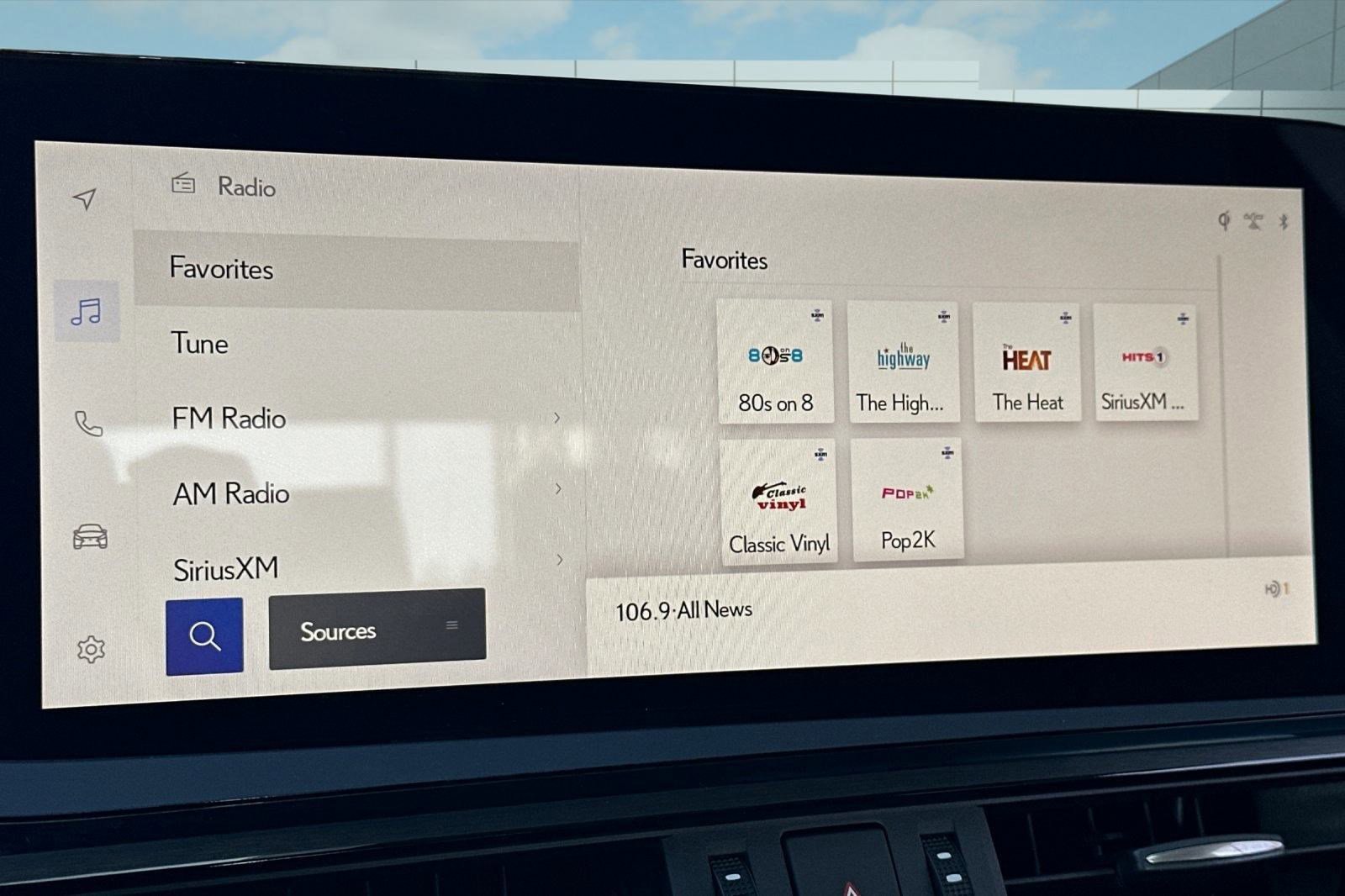 Certified 2025 Lexus ES 300h w/ Premium Package image 24
