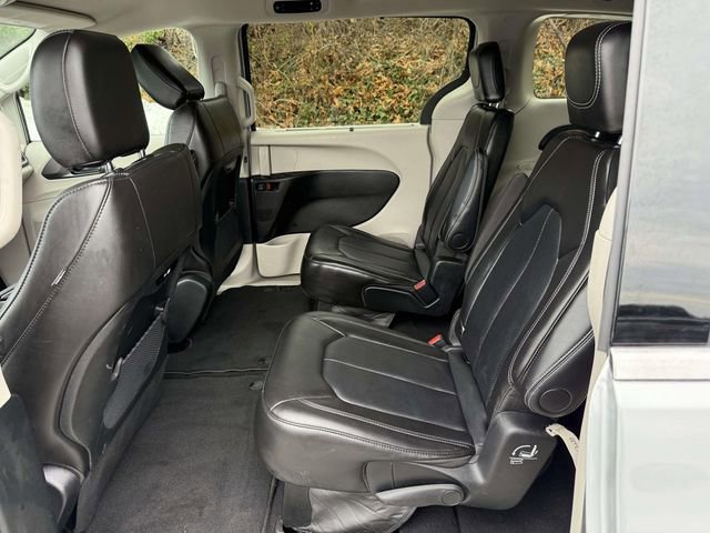 Used 2024 Chrysler Pacifica Touring-L image 11