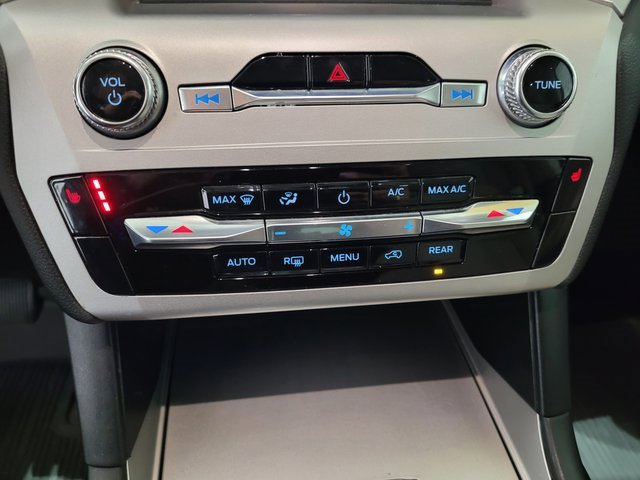 Used 2022 Ford Explorer XLT image 36