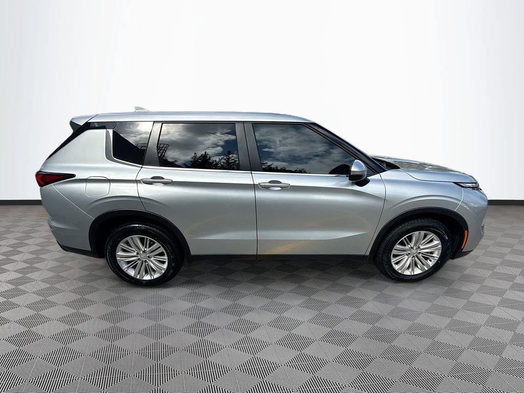 Used 2024 Mitsubishi Outlander ES image 9