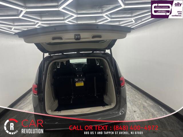Used 2021 Chrysler Pacifica Touring-L image 8