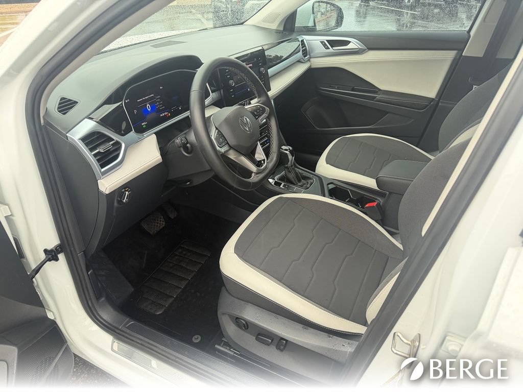 Used 2025 Volkswagen Taos SE FWD image 12