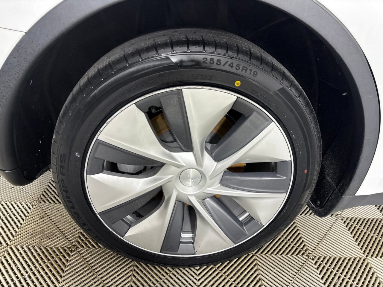 Used 2021 Tesla Model Y Long Range AWD/4WD image 23