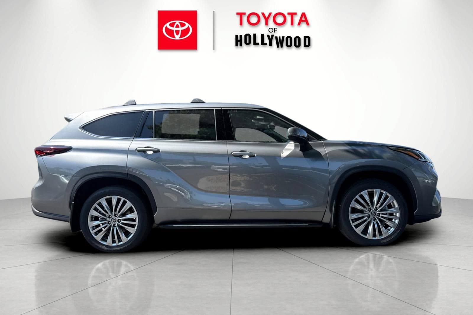 New 2026 Toyota Highlander Platinum AWD/4WD image 3