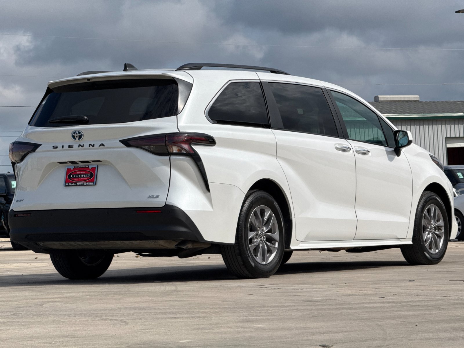 Certified 2025 Toyota Sienna XLE FWD image 5