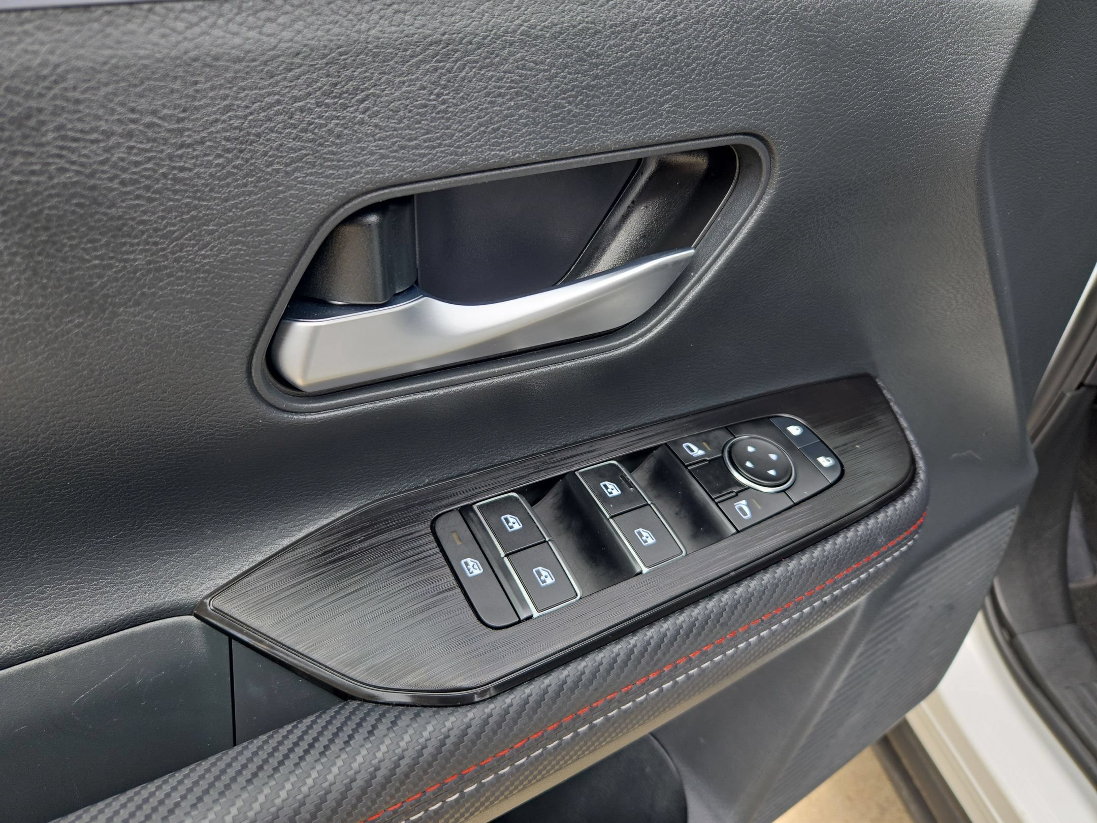 Certified 2025 Nissan Kicks SR FWD image 12