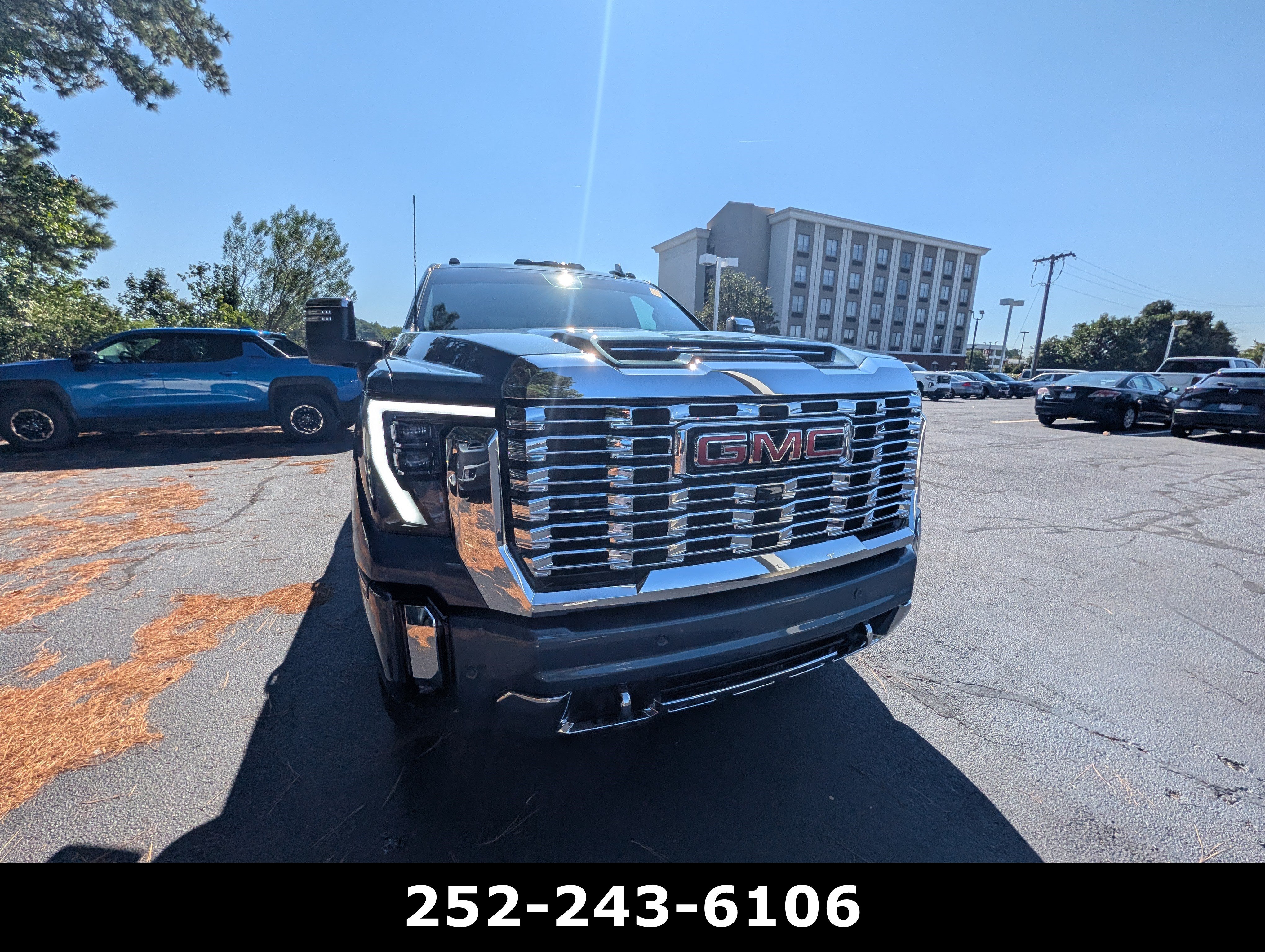 Used 2024 GMC Sierra 2500 Denali w/ Denali Reserve Package AWD/4WD image 3