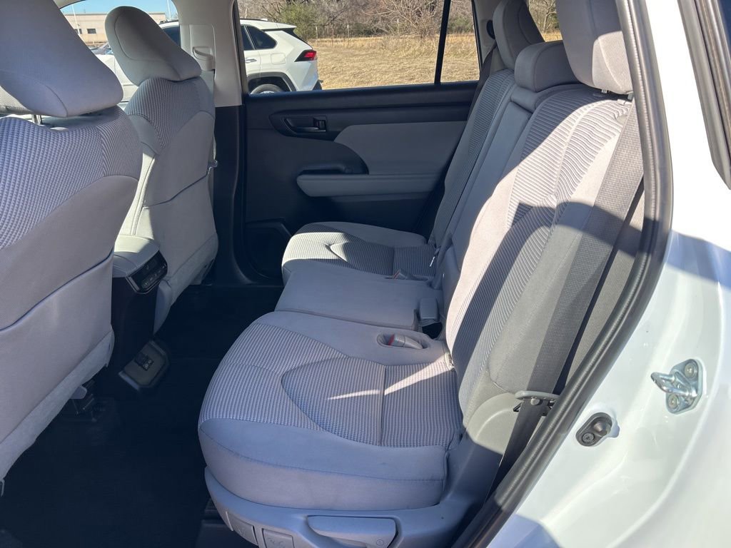 Used 2023 Toyota Highlander L image 28