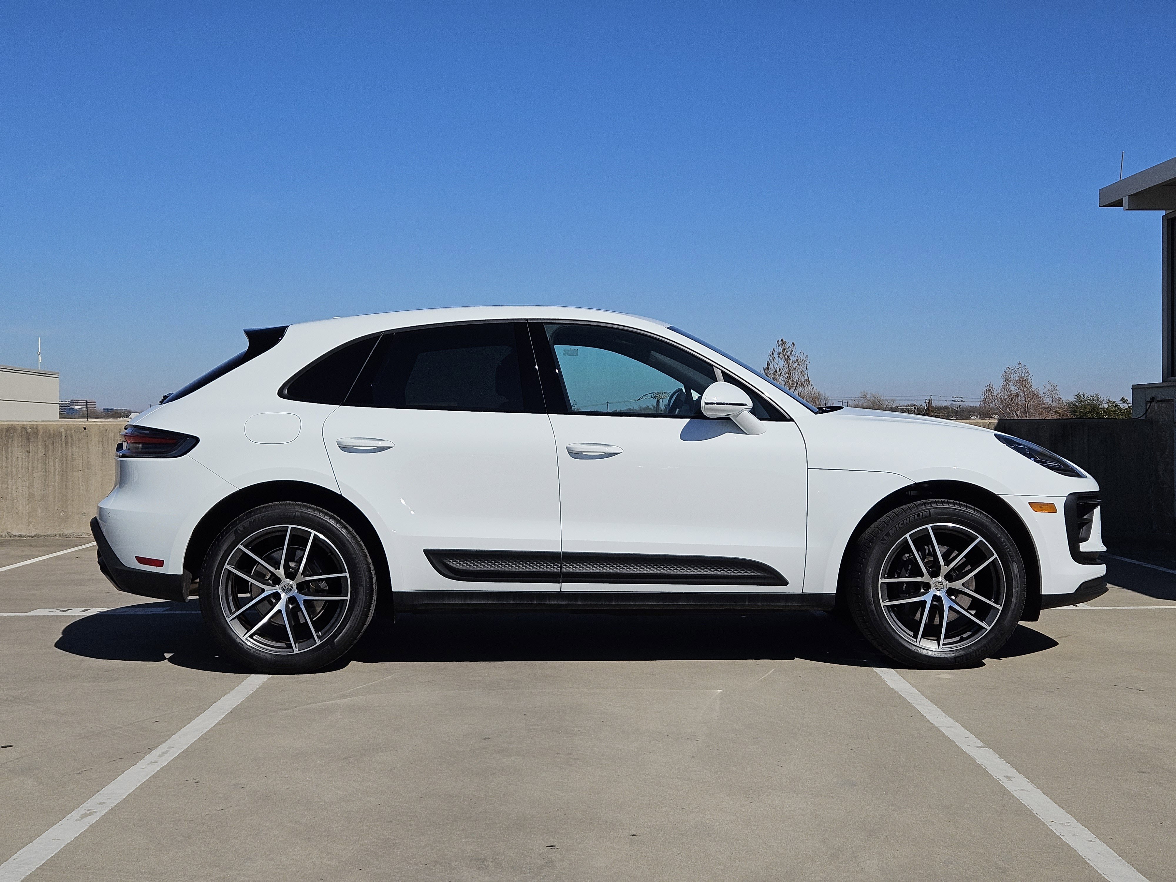 Certified 2025 Porsche Macan image 9