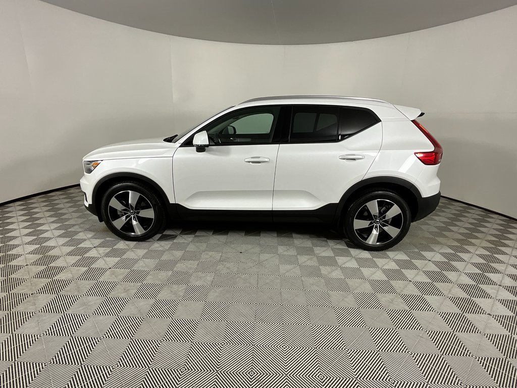Used 2021 Volvo XC40 T5 Momentum w/ Premium Package image 2